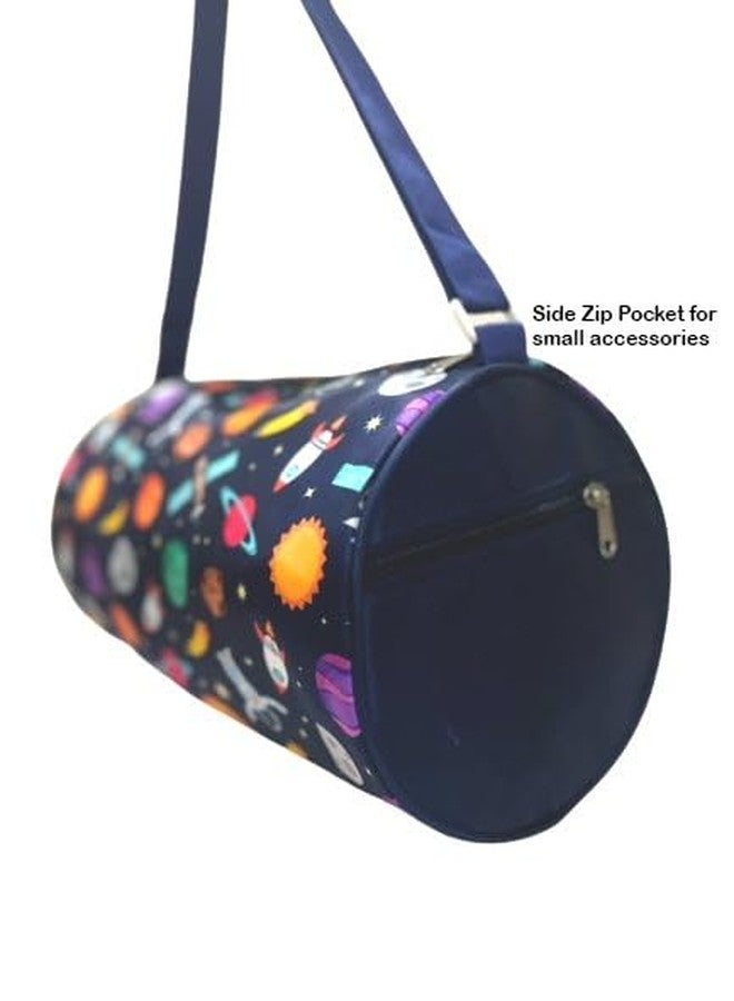 Li'll Pumpkins حقيبة سفر للأطفال من Li'll Pumpkins™، زرقاء اللون، دائرية الشكل، مزينة بطبعة فضائية، مناسبة للسباحة والرياضة، مع جيب جانبي بسحاب (عبوة من قطعة واحدة، لون أزرق) - Image 3